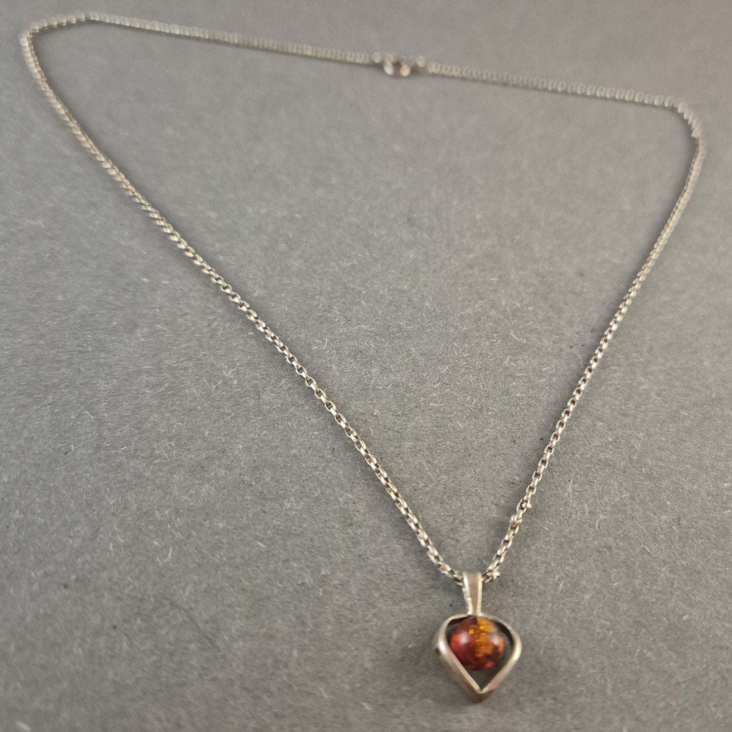 Zarte Silberkette mit Bernsteinherz – Romantische Eleganz