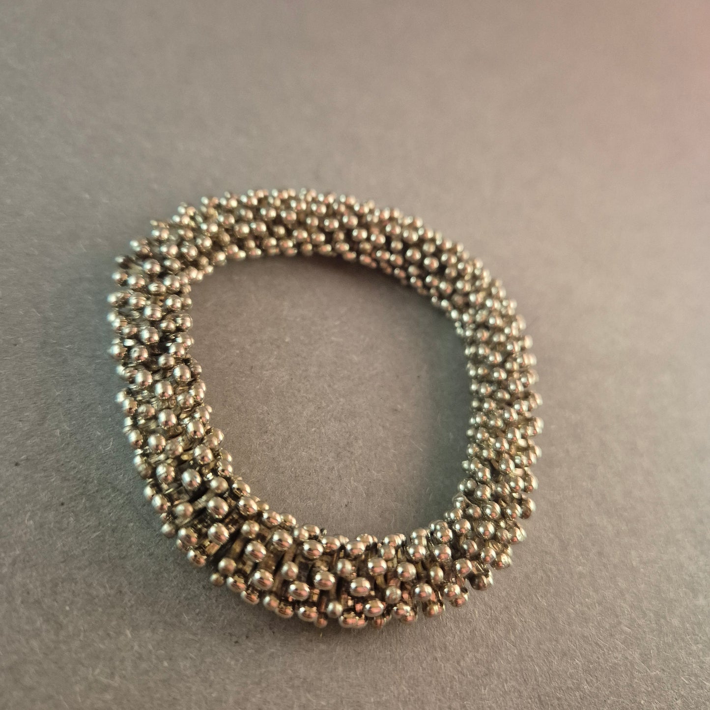 Vintage-Armband mit geflochtenem Perlen-Design in Silberoptik