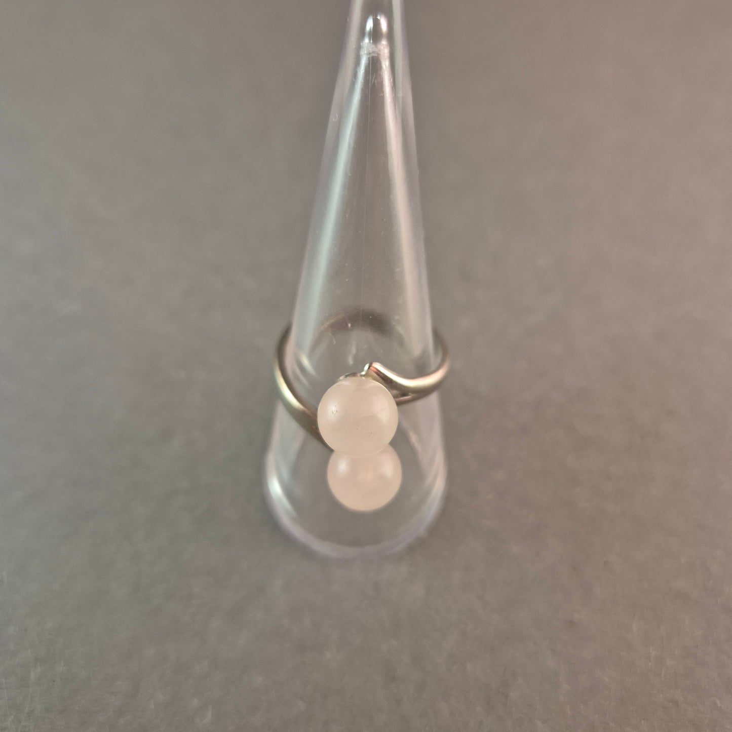 Eleganter Silberring mit zwei weißen Edelstein-Perlen