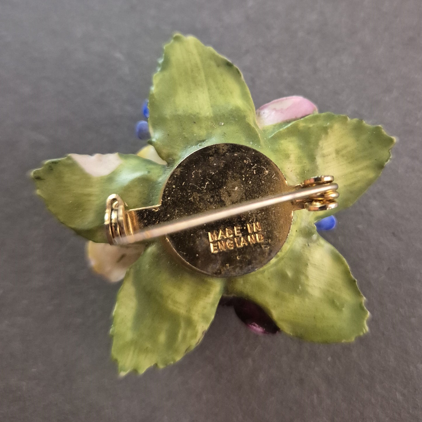 Vintage-Porzellan-Brosche mit Blumenmotiv – Made in England