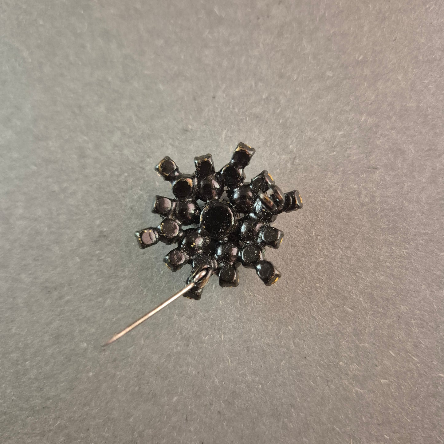 Strass Brosche Elegante Blumenform mit schwarzem und klarem Kristallbesatz