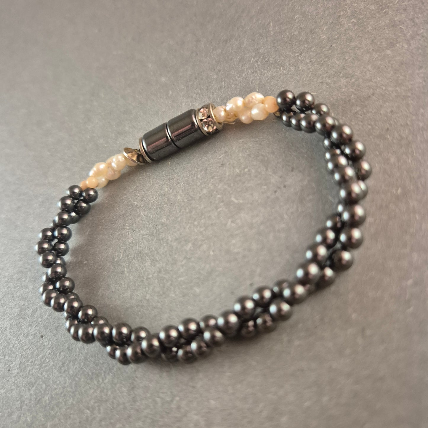 Perlenarmband Hämatit & Süßwasserperlen Stilvolle Kombination