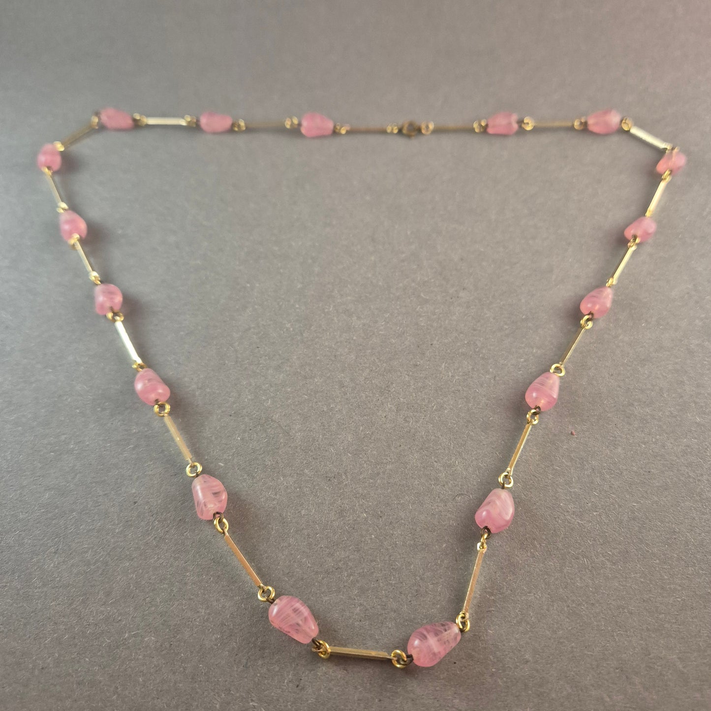 Feine Goldkette mit rosa Glasperlen – Eleganter Vintage-Schmuck