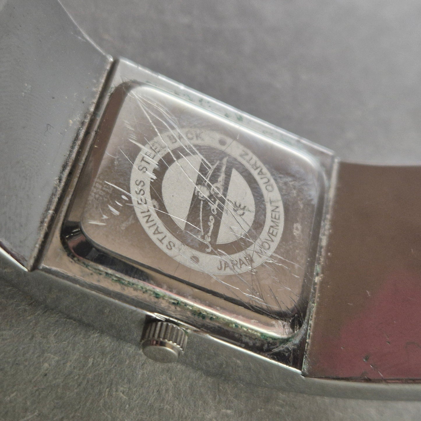 Jacques du Manoir Damenarmbanduhr – Glamouröses Design mit Strassbesatz