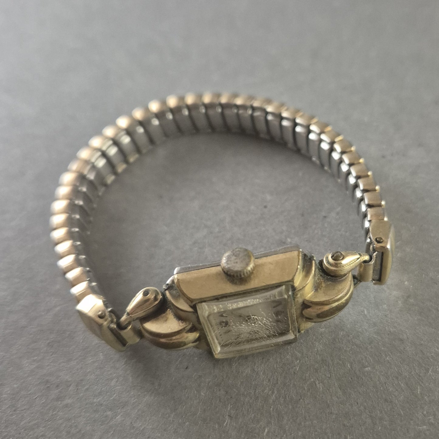 Antike Damenarmbanduhr – Vergoldetes Design mit Vintage-Charme