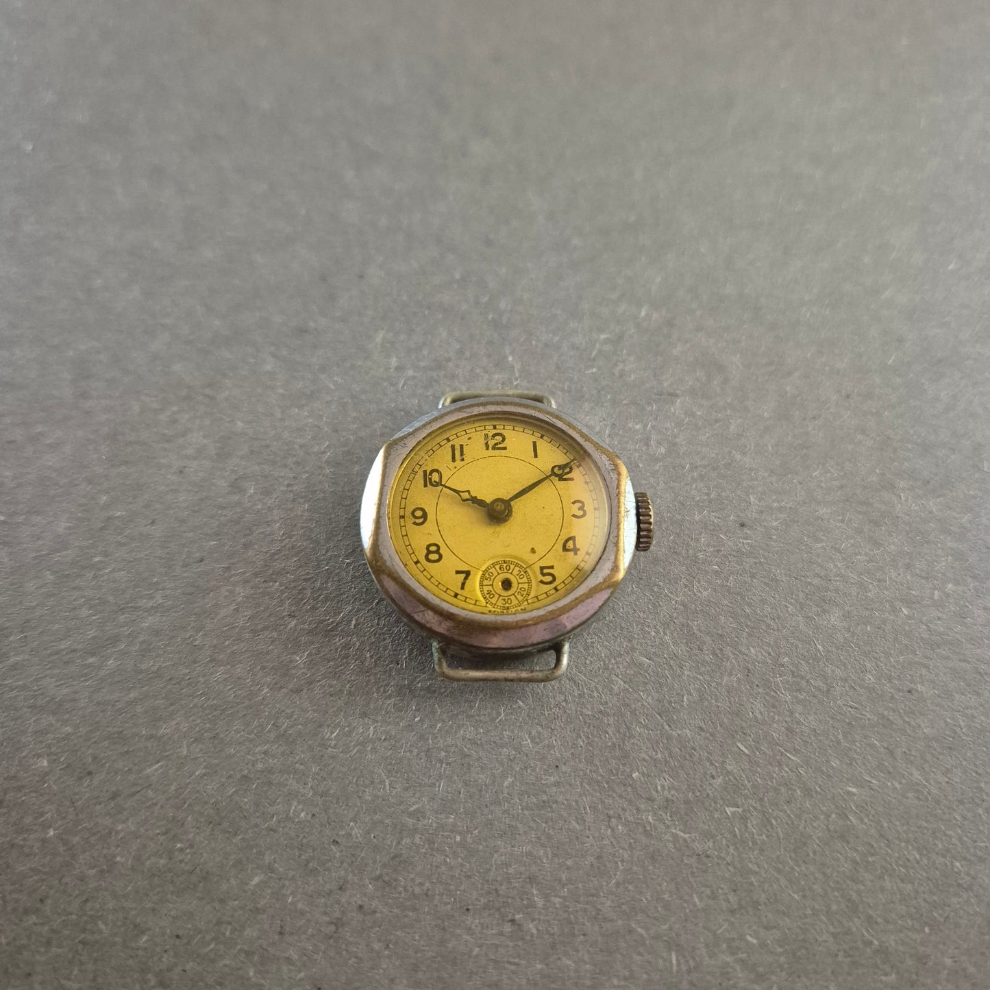 Antike Armbanduhr mit gelbem Zifferblatt – Einzigartiges Vintage-Design