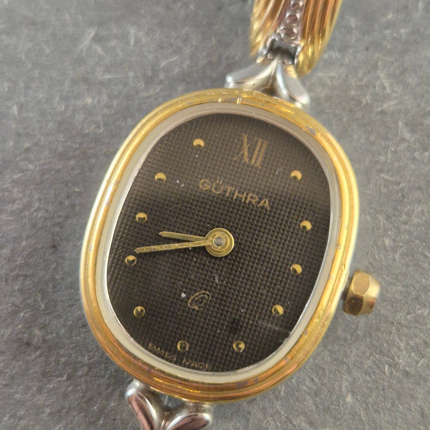 Elegante Guthra Damenarmbanduhr – Klassischer Vintage-Charme