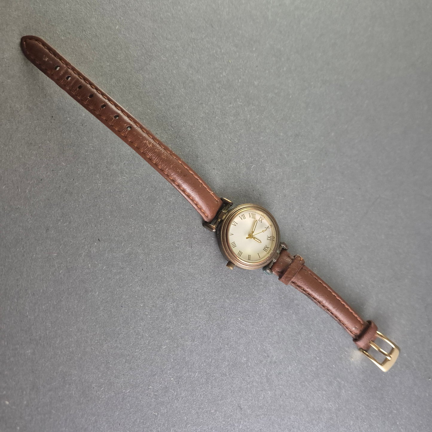 Klassische Damenarmbanduhr „Eternal Love“ – Vintage-Charme mit Lederarmband