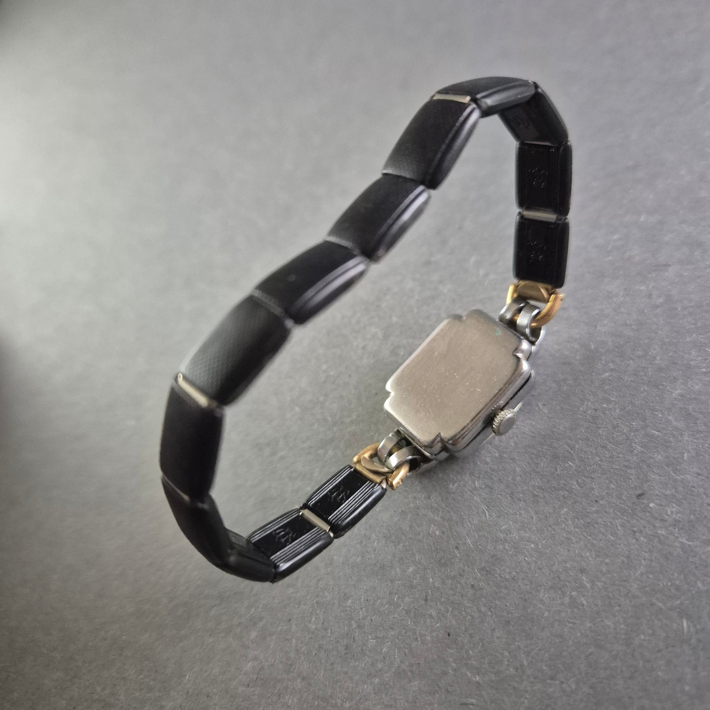Vintage Damenarmbanduhr – Rechteckiges Gehäuse mit flexiblem Armband