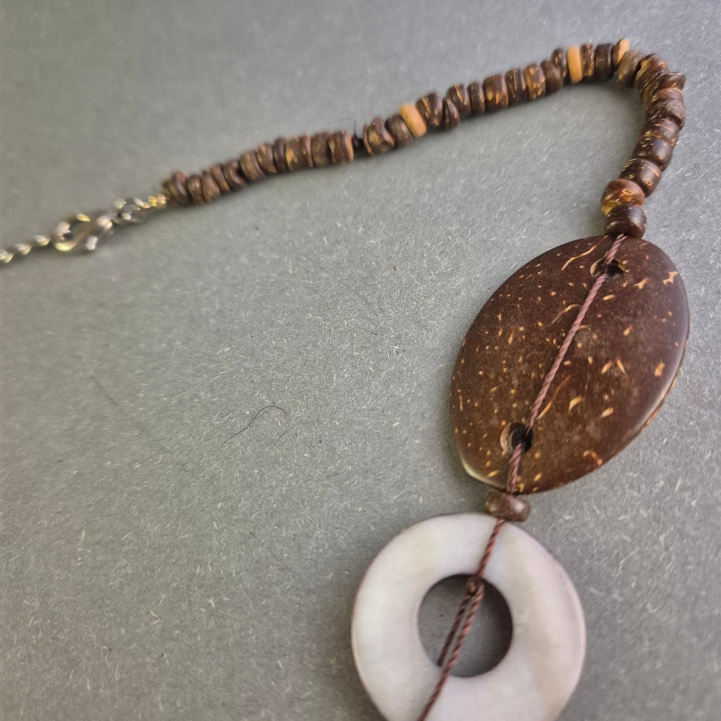 Natürliche Kokosnuss-Schmuckkette – Ethno-Stil mit Perlmutt-Akzenten