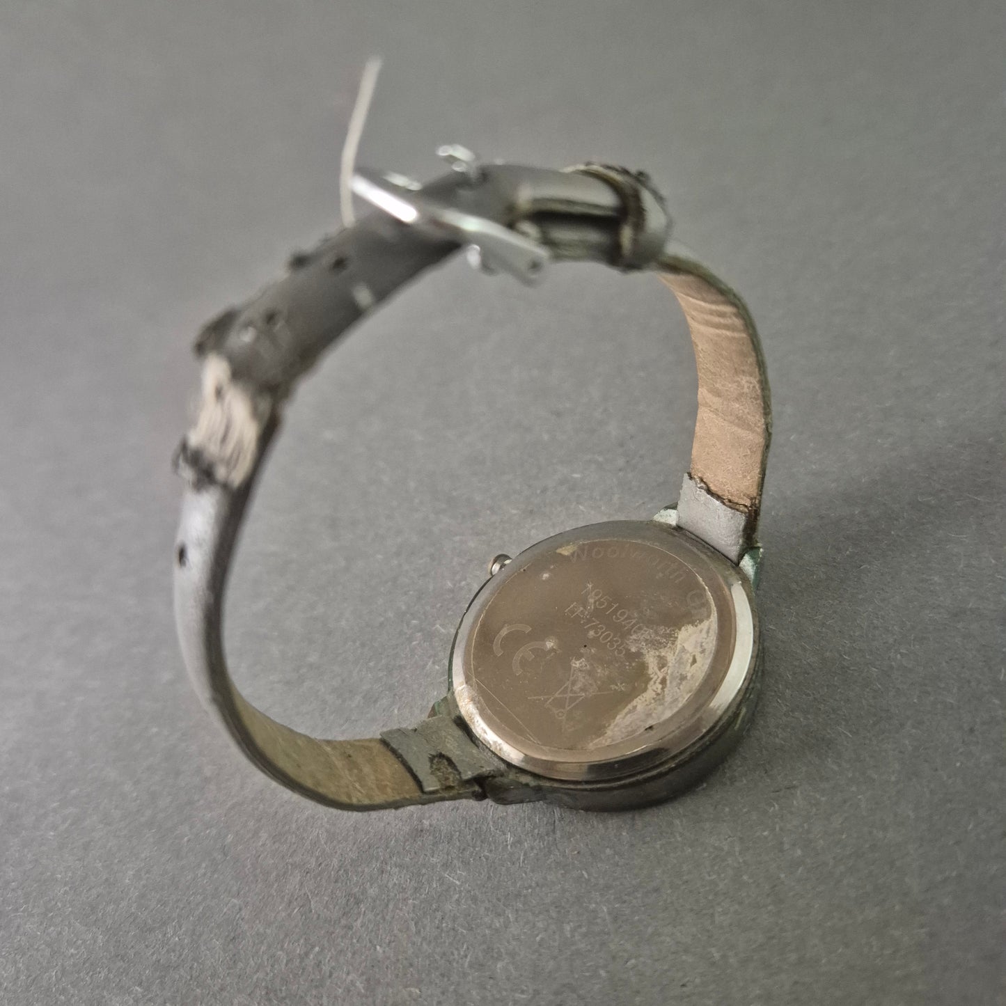 Schlichte Woolworth Herrenarmbanduhr – Vintage-Design mit Quarzwerk