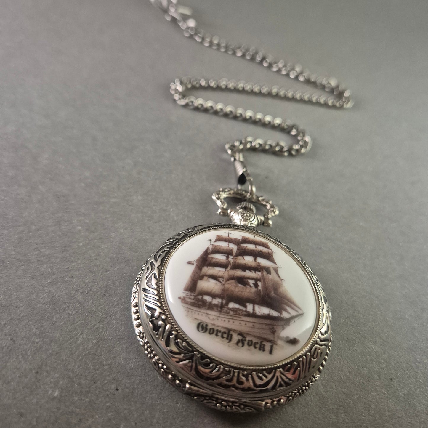 Edle Taschenuhr mit Gorch Fock I Motiv – Klassisches Design mit Kette