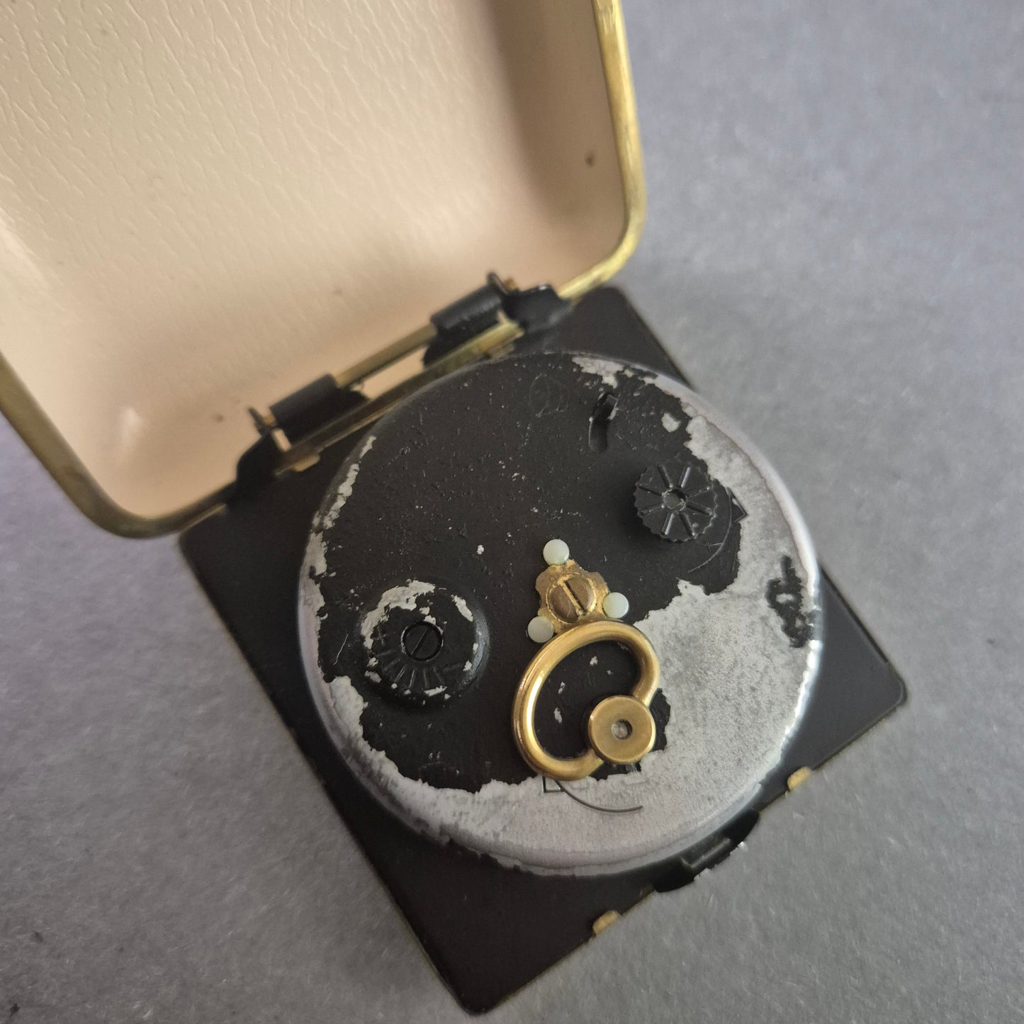 Atlanta Reisewecker im Vintage-Design – Klappgehäuse mit Weckfunktion