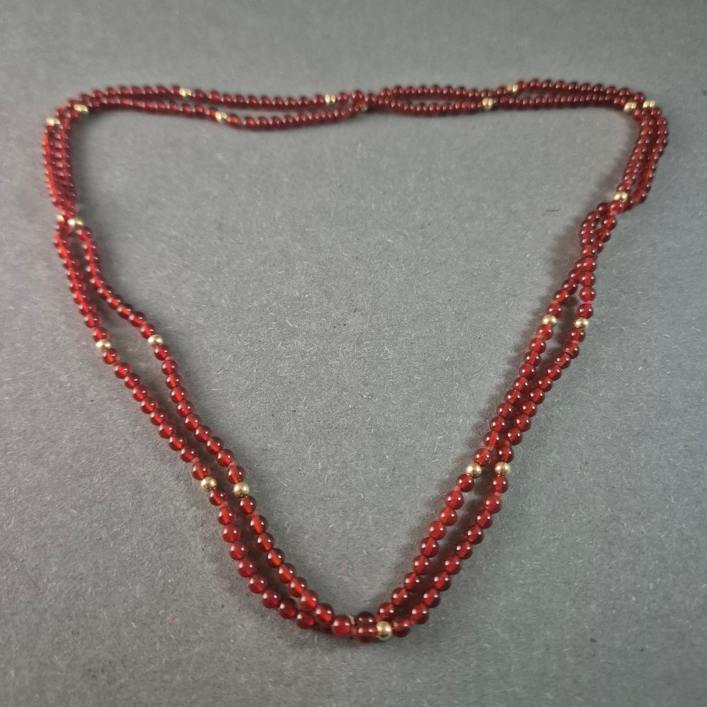 Elegante Vintage Granatkette mit Goldakzenten Klassische Schönheit