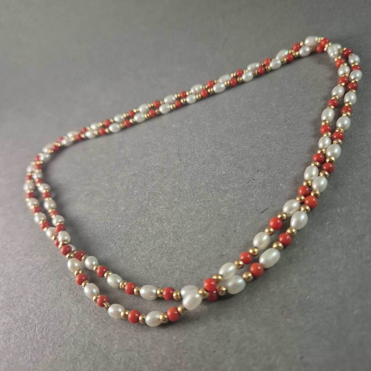 Edle Vintage-Perlenkette mit Koralle & Goldakzenten – Zweireihiges Design