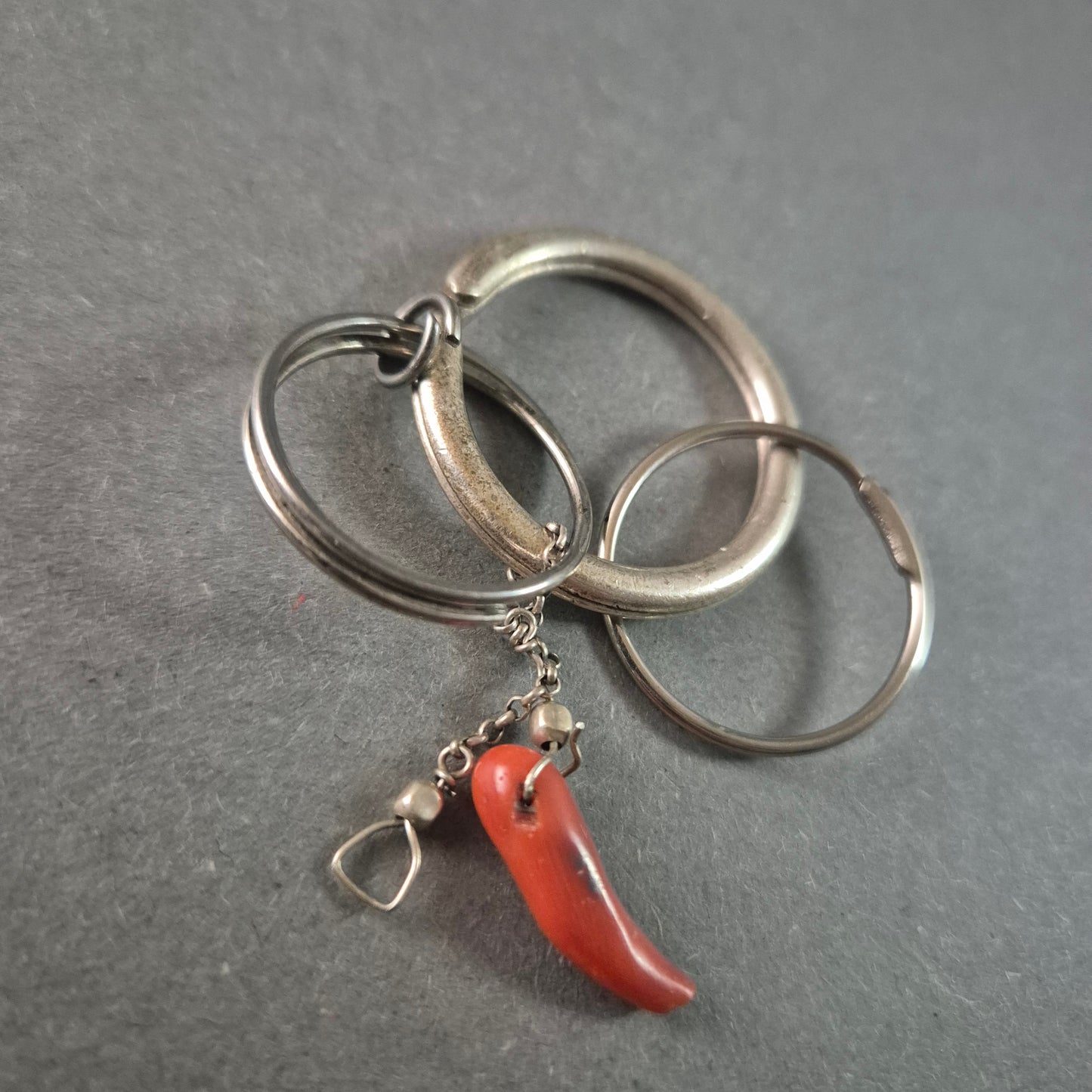 Antiker Schlüsselanhänger mit rotem Korallenanhänger – Glücksbringer aus Silber