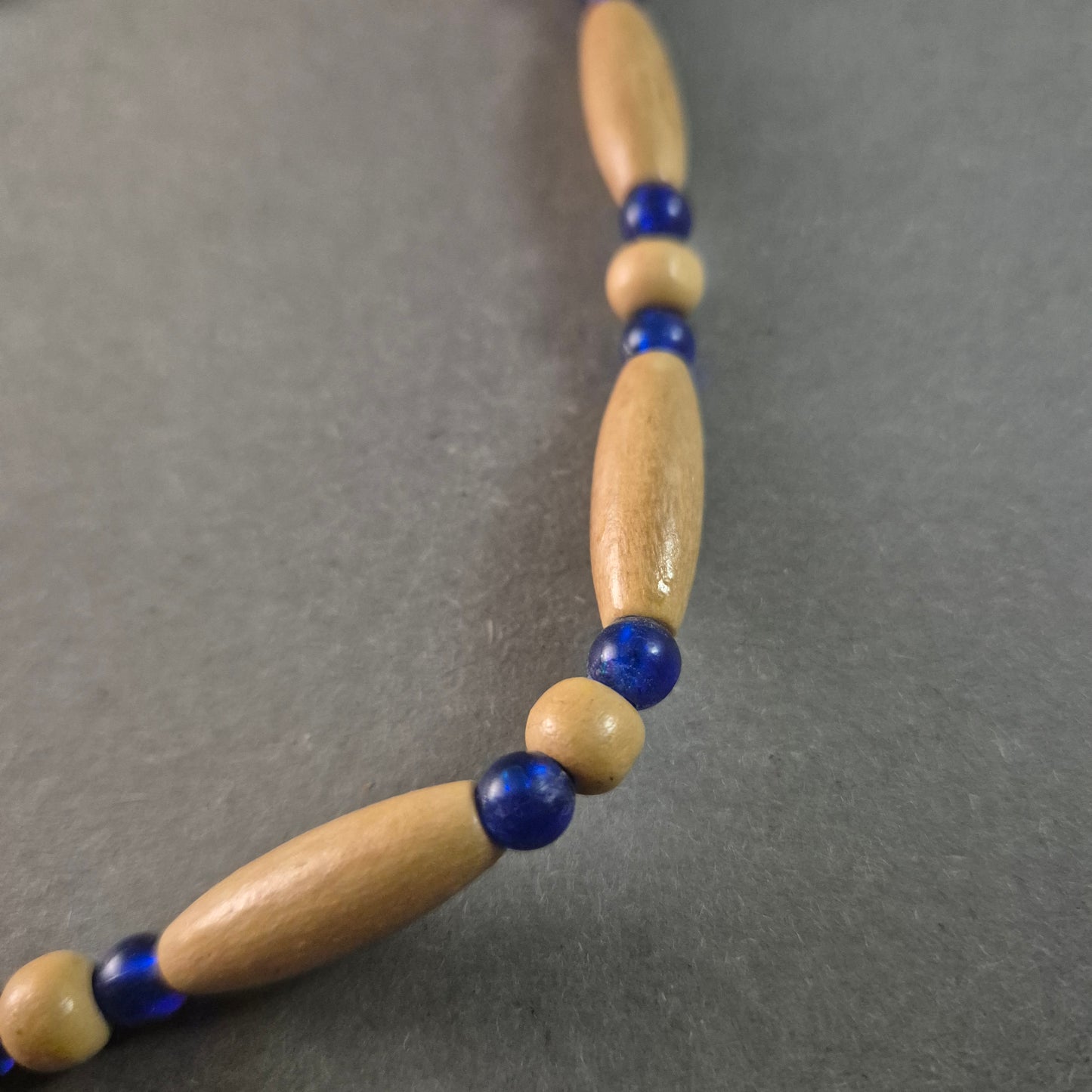 Natürliche Holz- und Glasperlenkette – Ethno-Design mit maritimem Charme