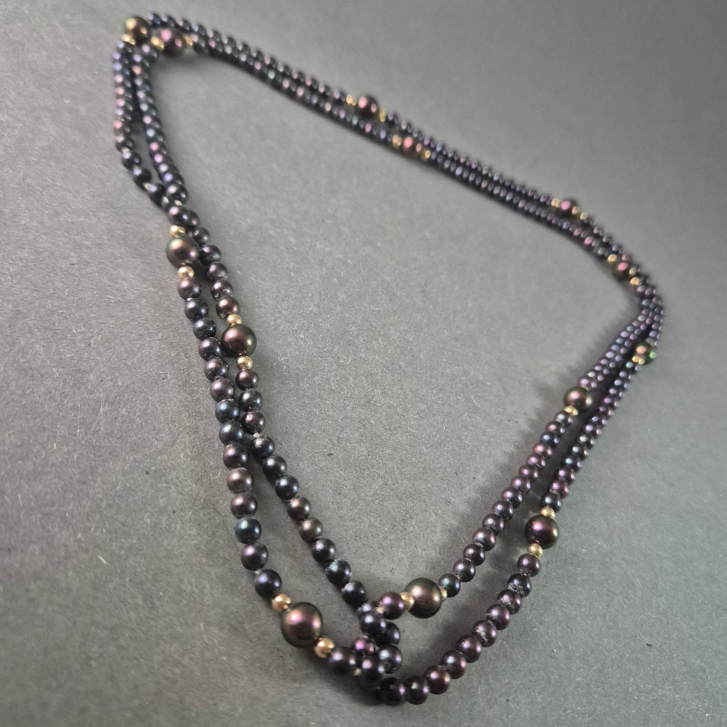 Elegante schwarze Perlenkette – Klassische Schönheit mit goldenen Akzenten