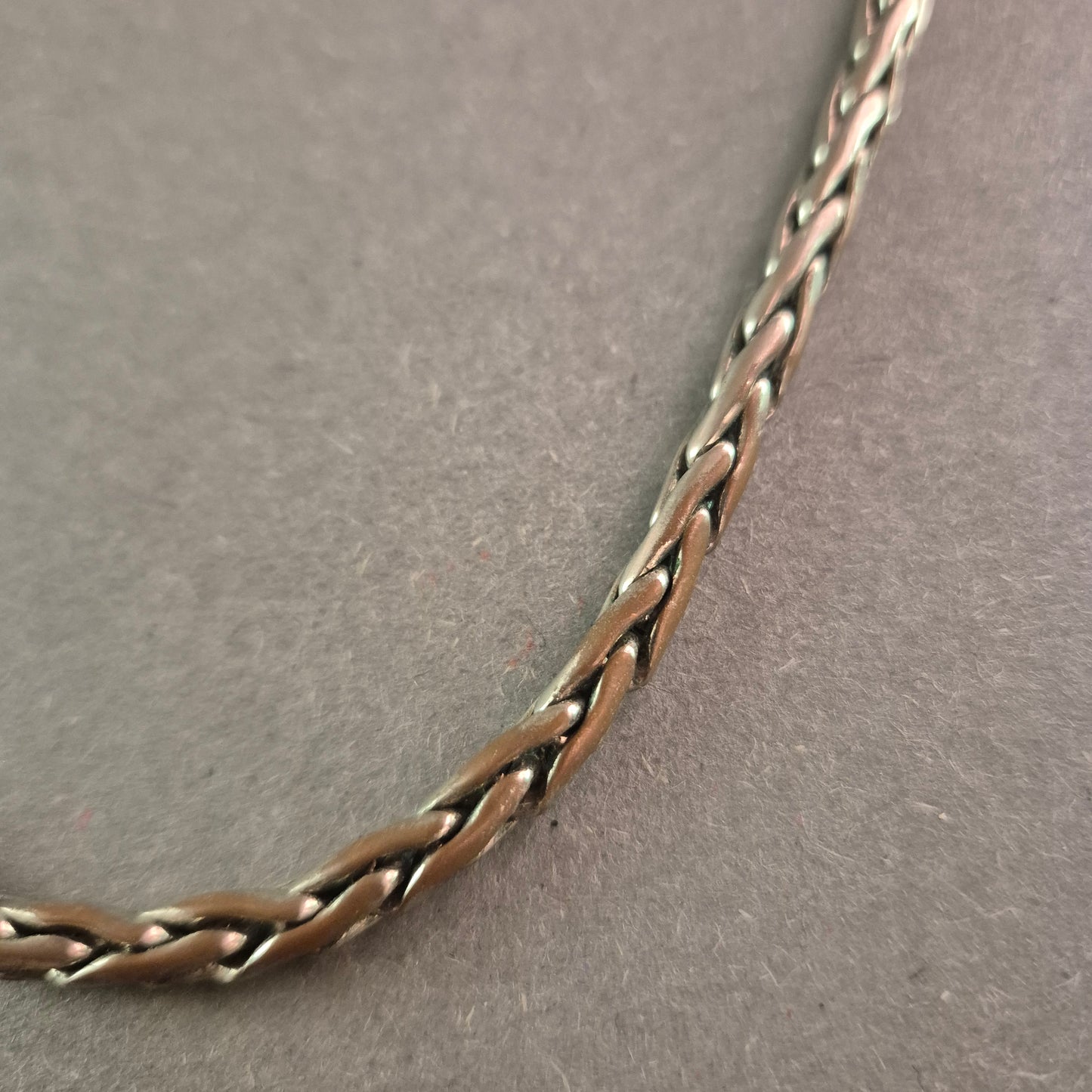 Silberne Halskette im geflochtenen Design – Robuste Eleganz