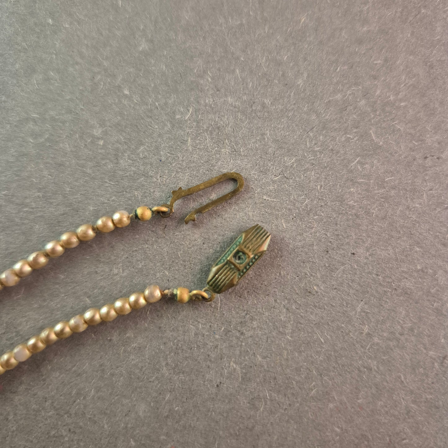 Zarte Vintage-Perlenkette mit dekorativem Verschluss