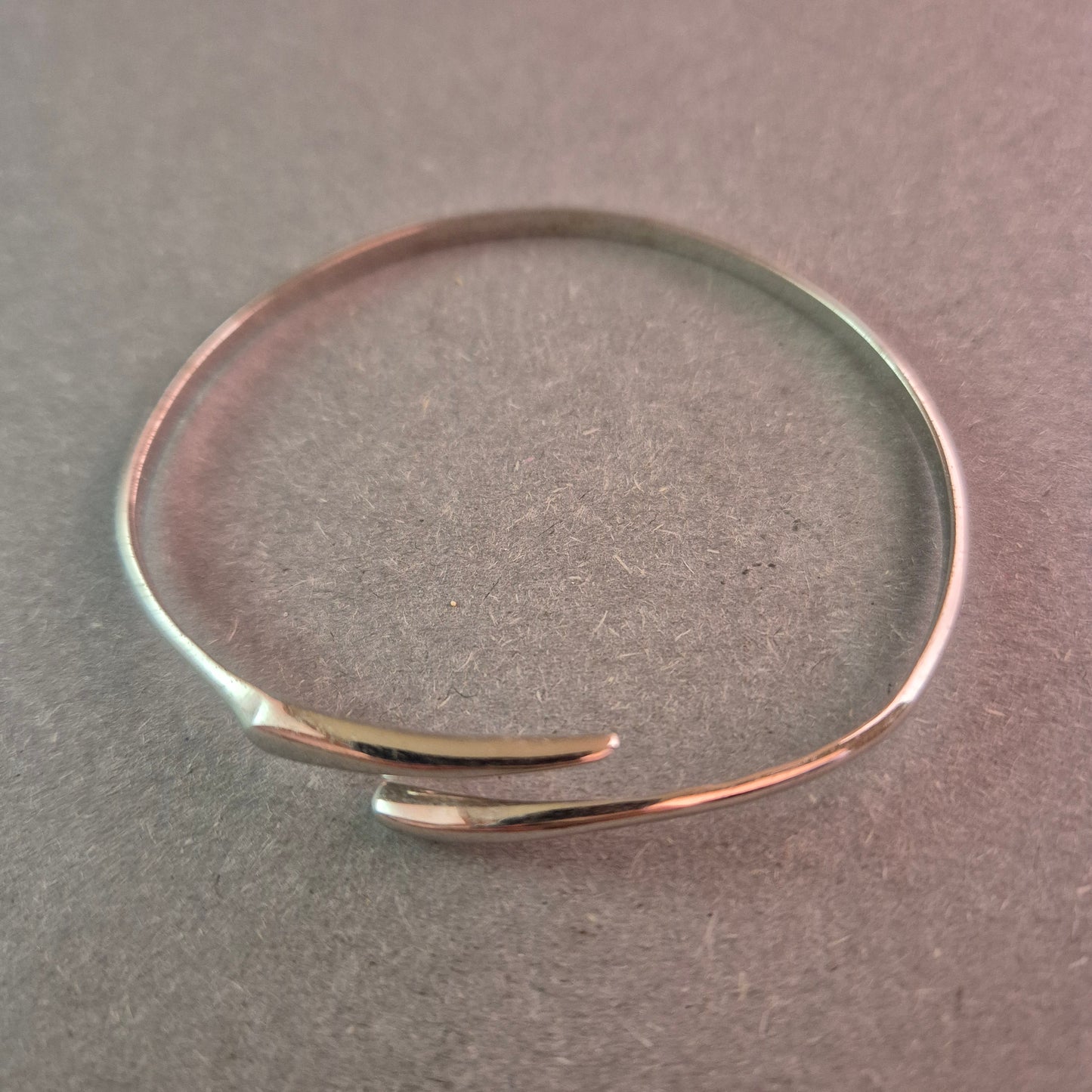 Minimalistischer Silberarmreif – Zeitlose Eleganz