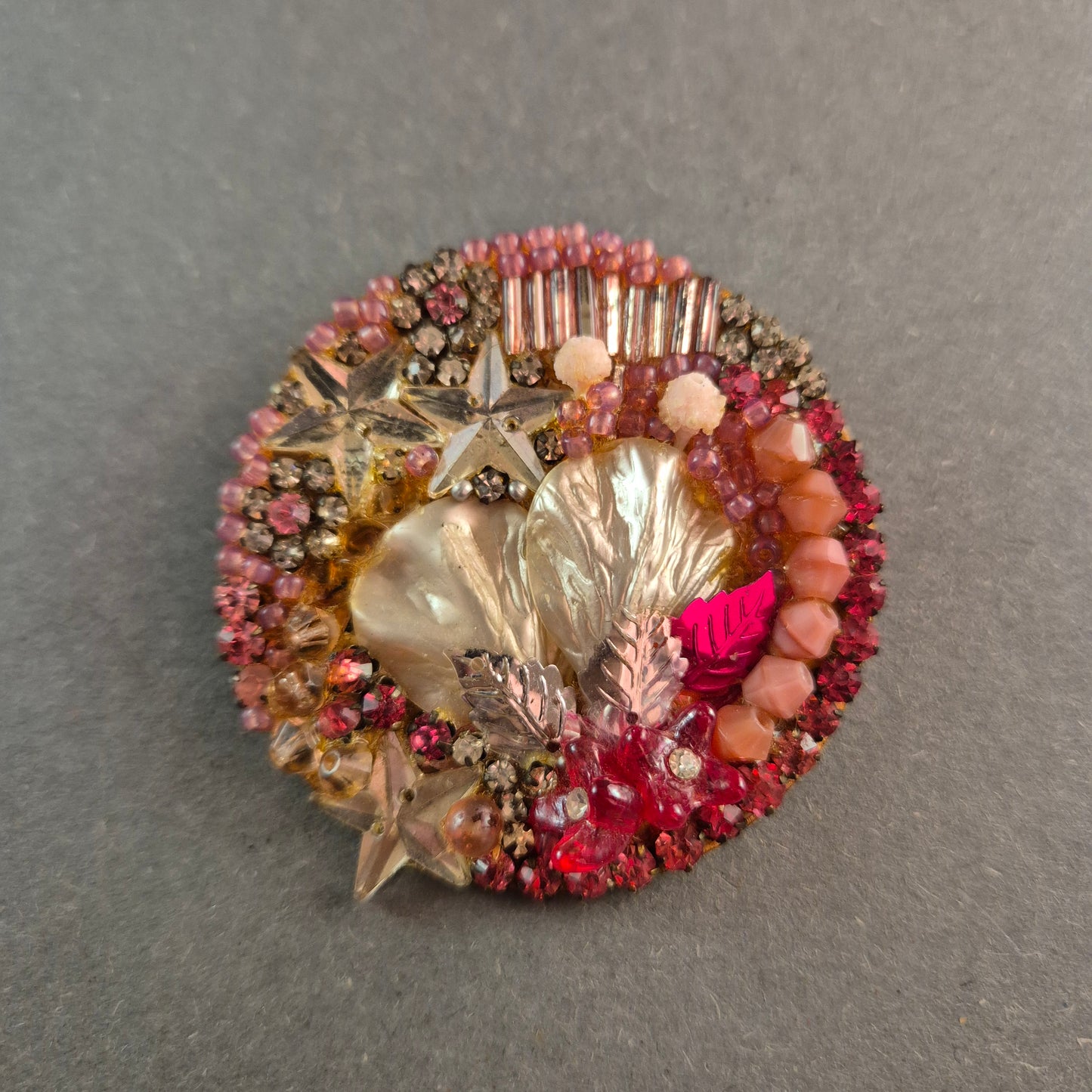 Handgefertigte Vintage Brosche mit Perlmutt und Kristallen