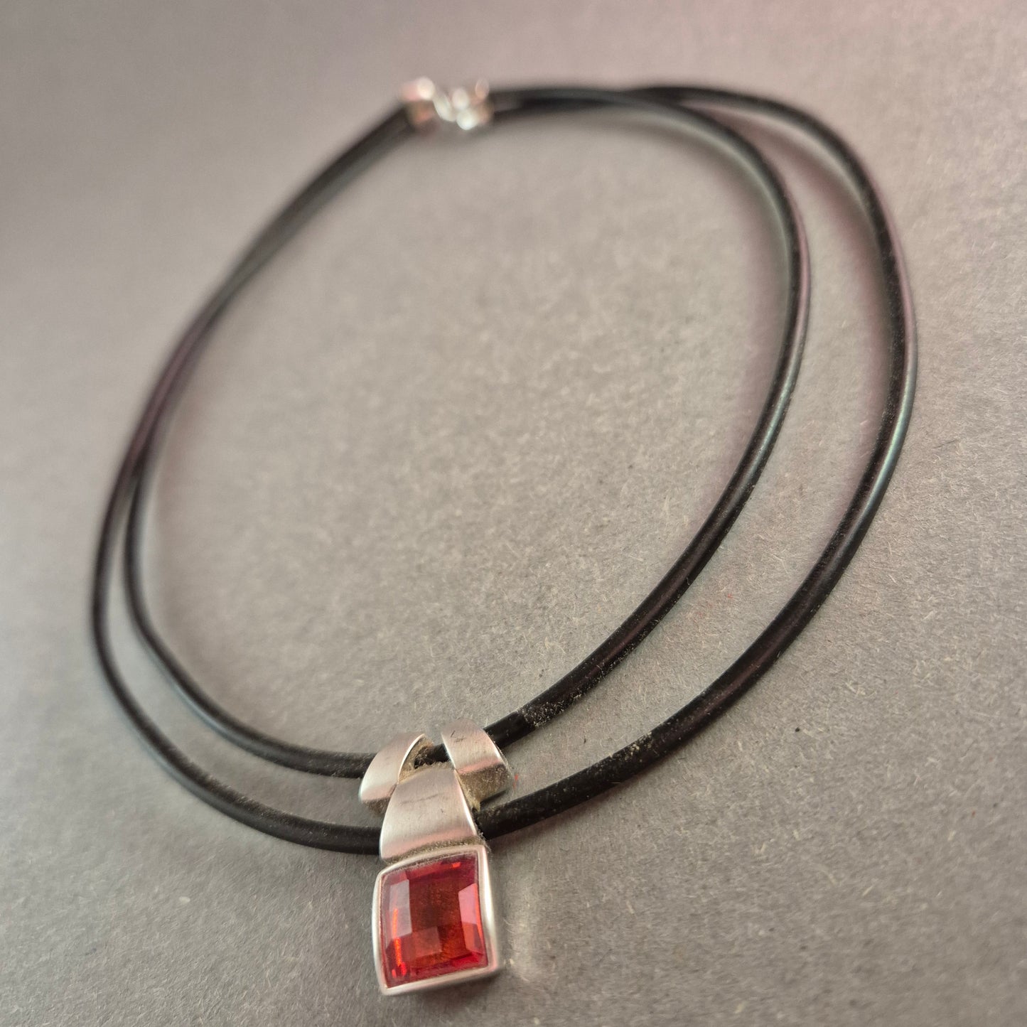 Moderne Halskette mit rotem Steinanhänger – Eleganz trifft auf Minimalismus
