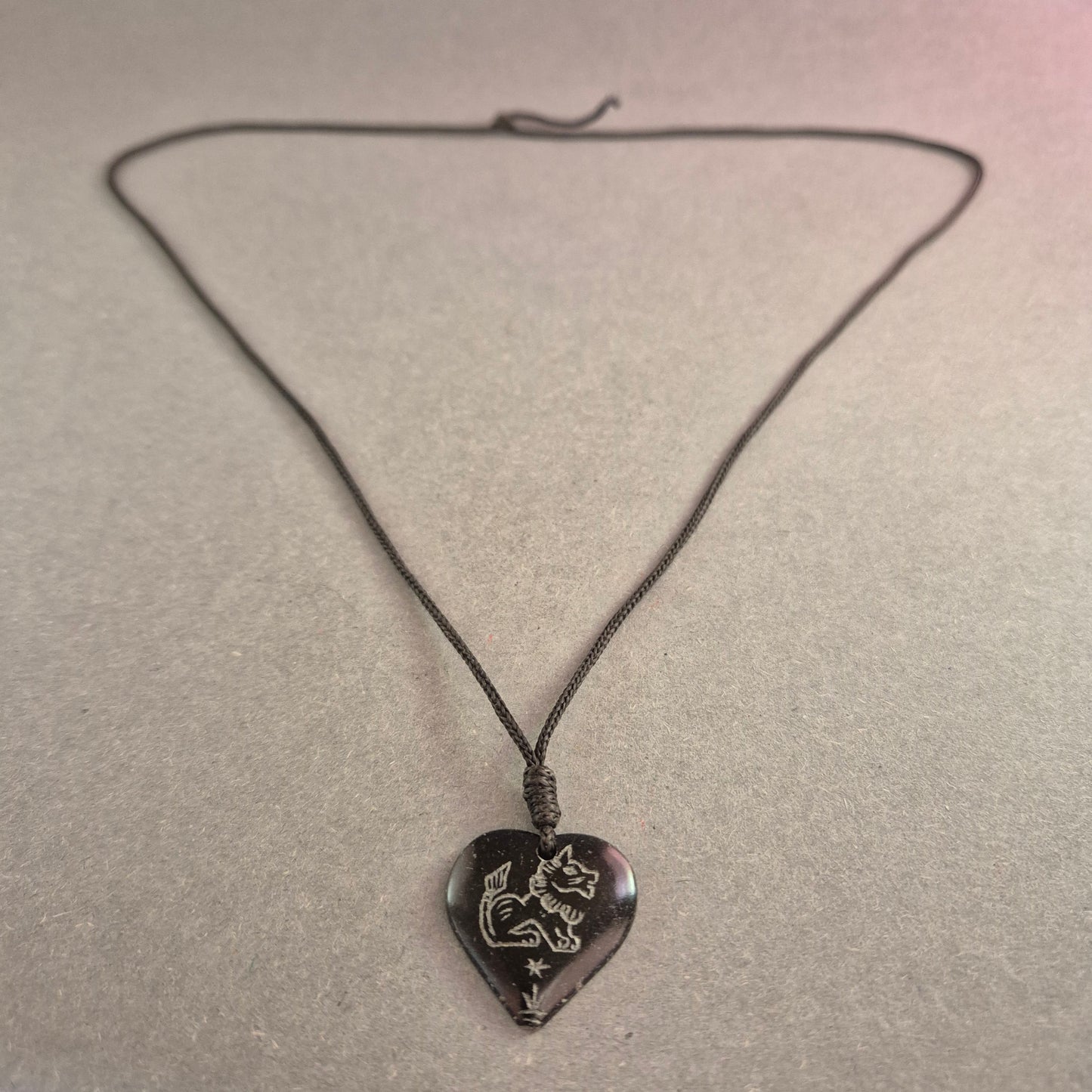 Handgefertigte Herz-Halskette mit Gravur – Rustikaler Charme