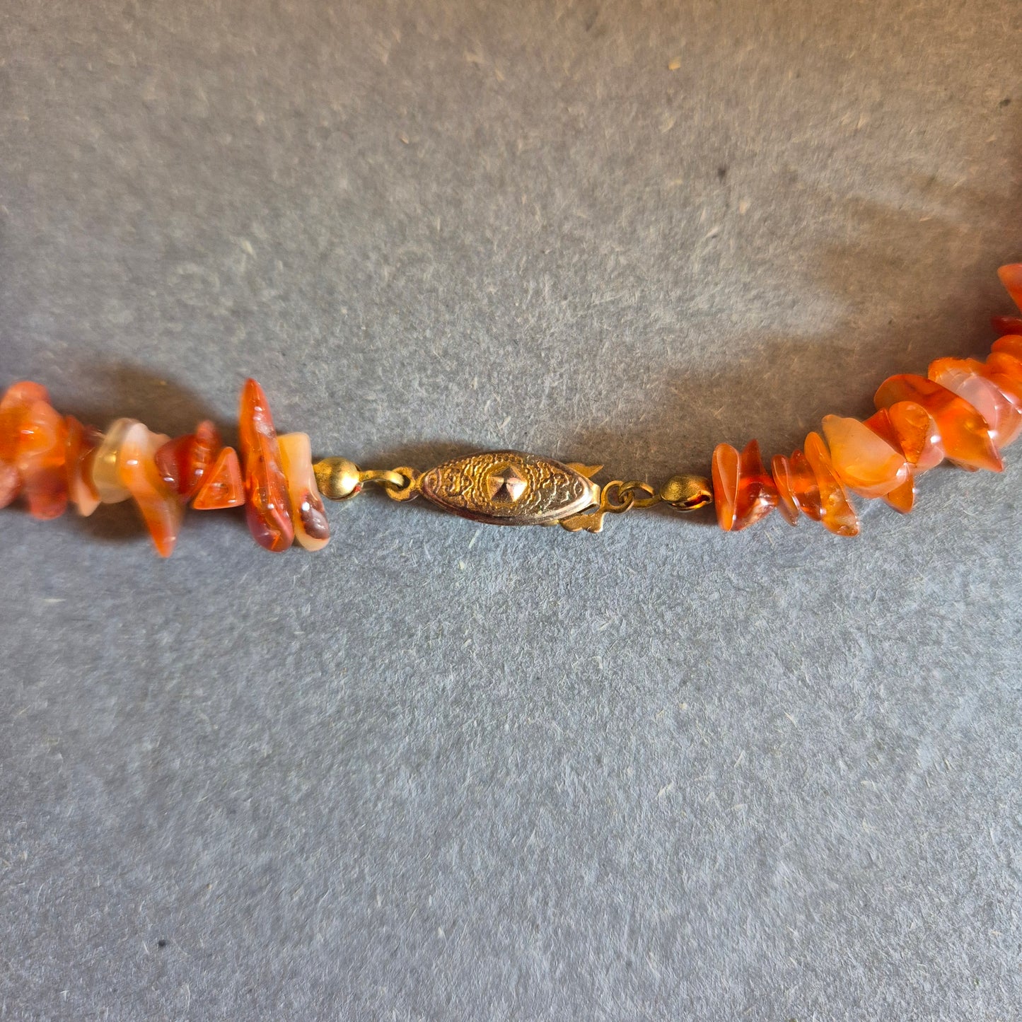 Natürliche Karneol-Splitterkette – Warme Erdtöne mit Vintage-Verschluss