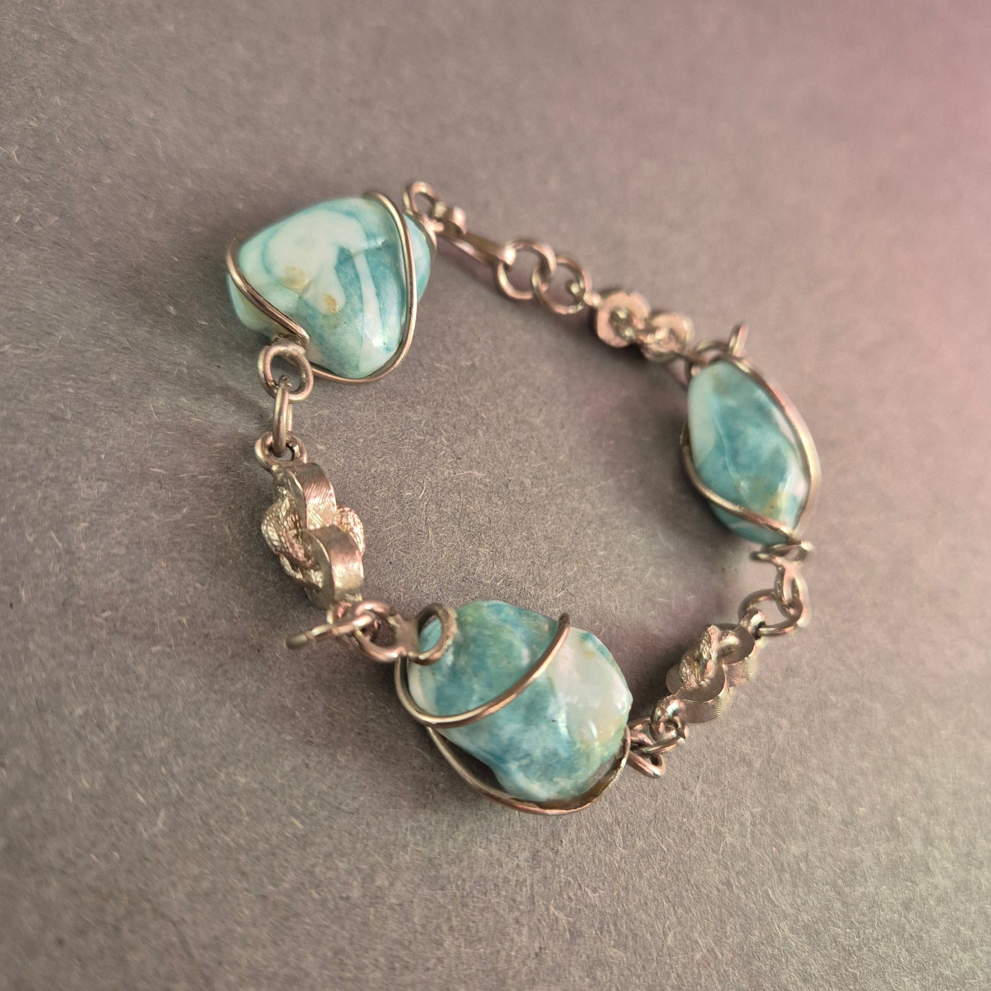 Edles Armband mit blauen Natursteinen – Handgearbeitet mit Silberdraht