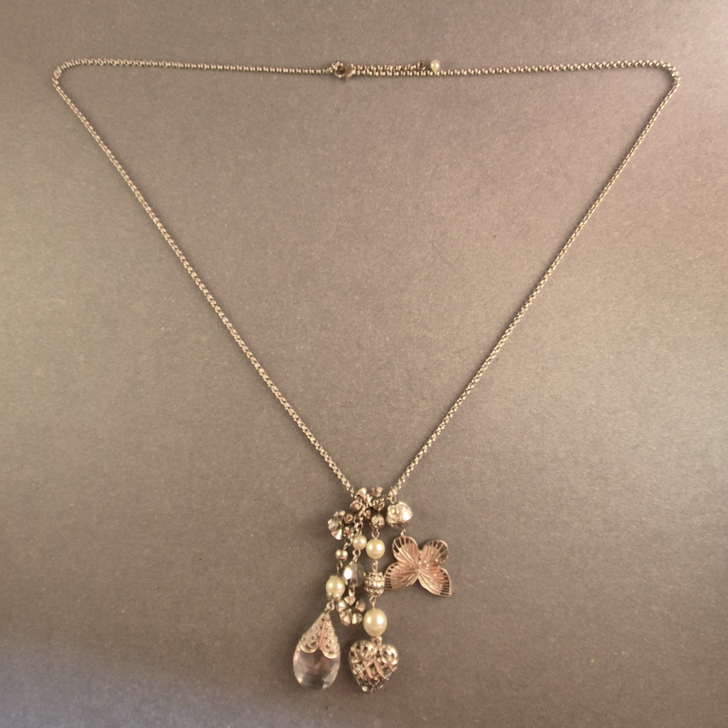 Silberne Charm-Halskette mit Perlen und Kristall – Romantisches Vintage-Design