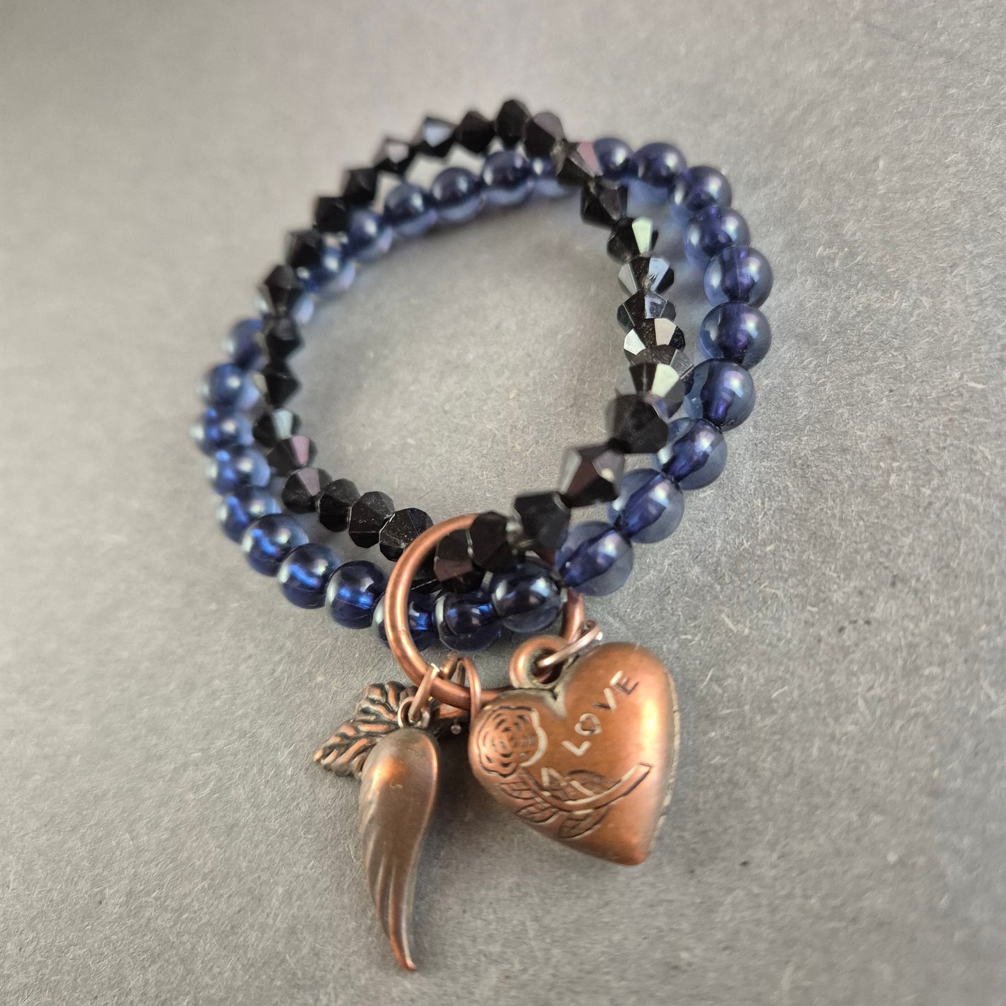 Elastisches Perlenarmband-Set – Dunkelblau & Schwarz mit Vintage-Charms