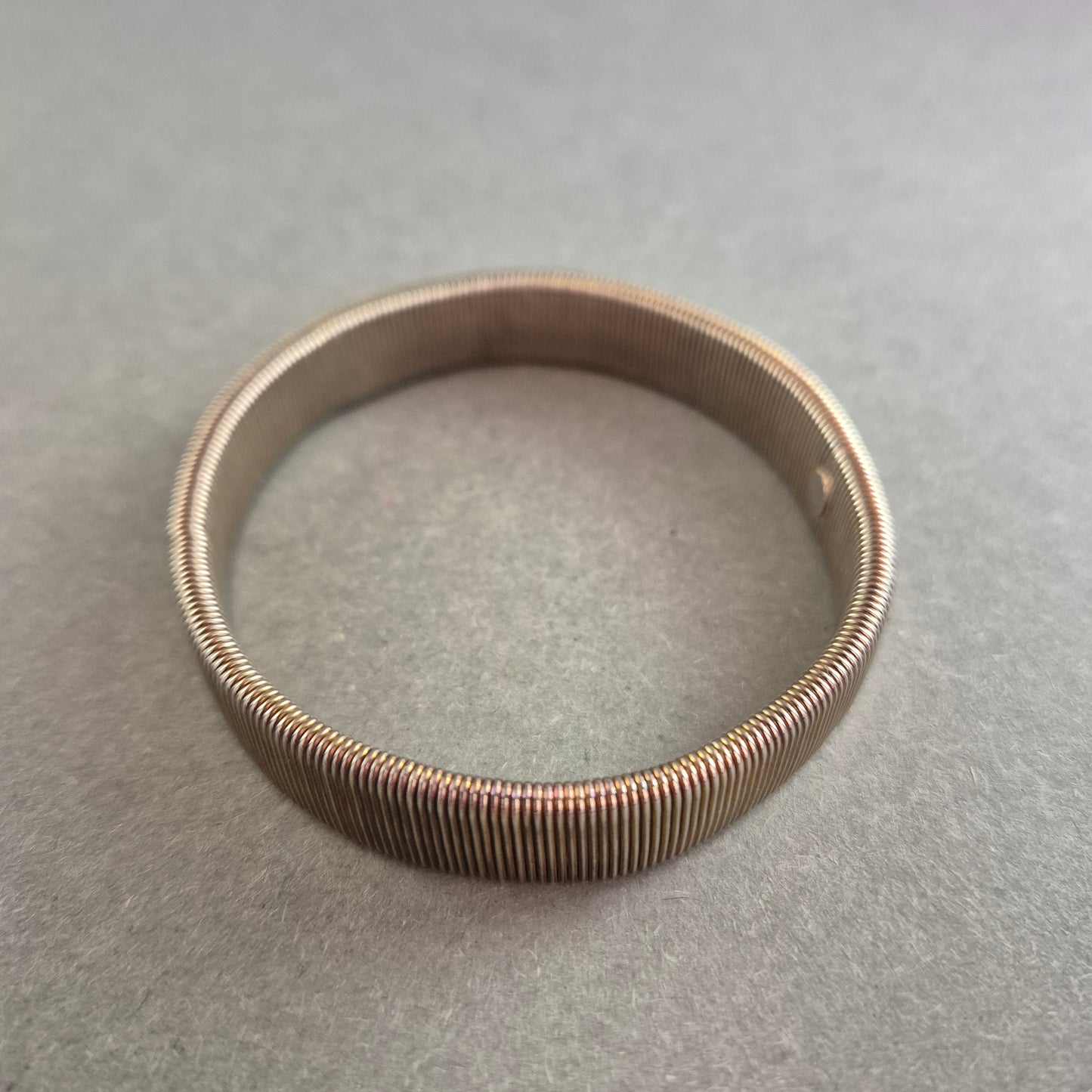 Vintage Edelstahlarmreif – Flexibles Design mit Spiralmuster