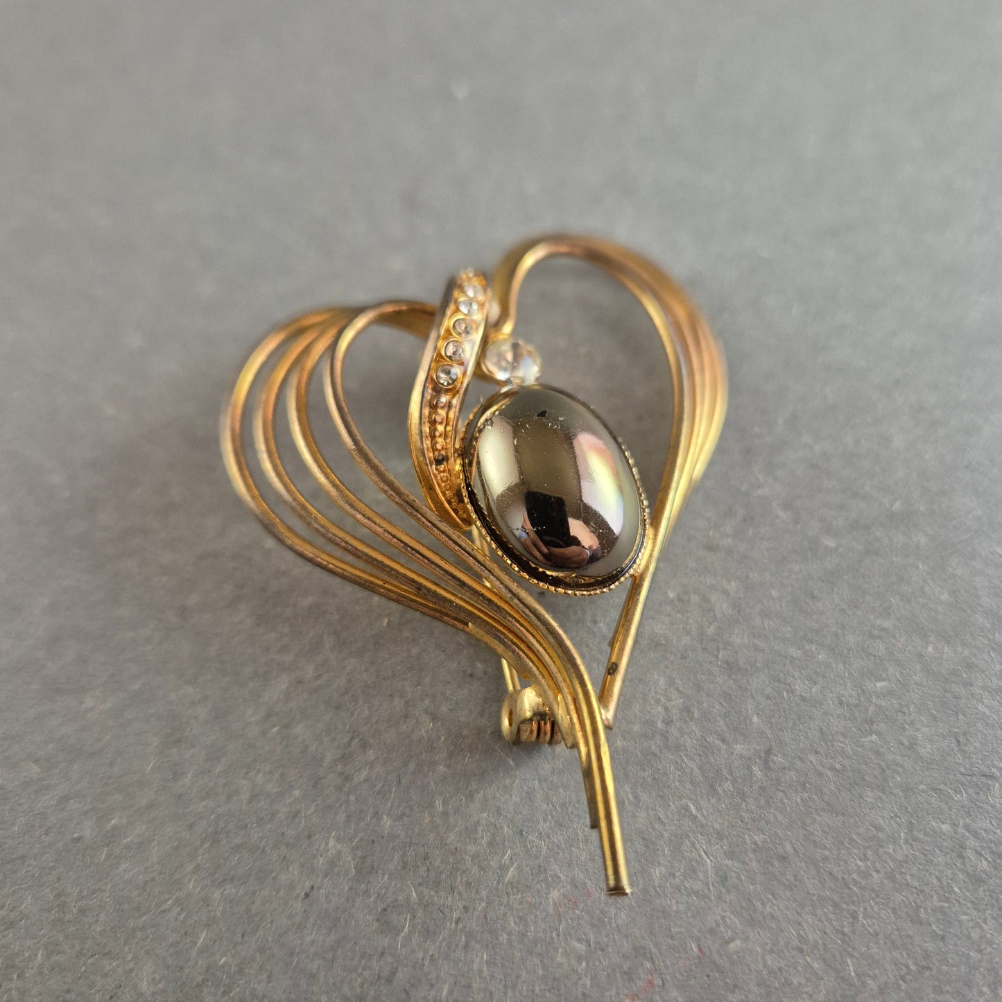 Vintage Herz-Brosche – Elegantes Design mit Glanzeffekt