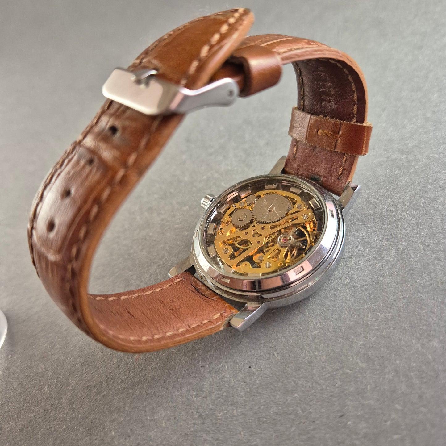 Skelettierte Herrenarmbanduhr – Mechanisches Uhrwerk mit Vintage-Lederarmband