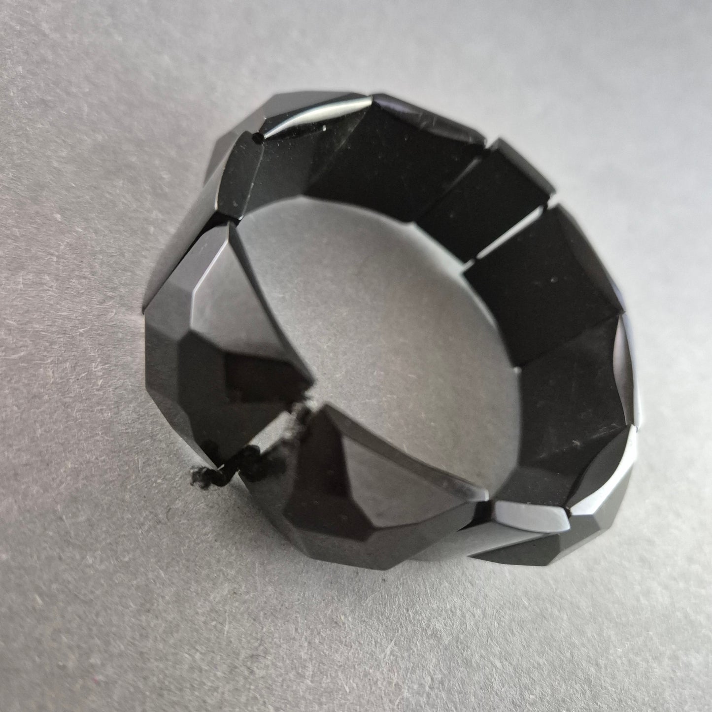 Schwarzes Vintage-Armband – Facettierte Optik mit Stretchband