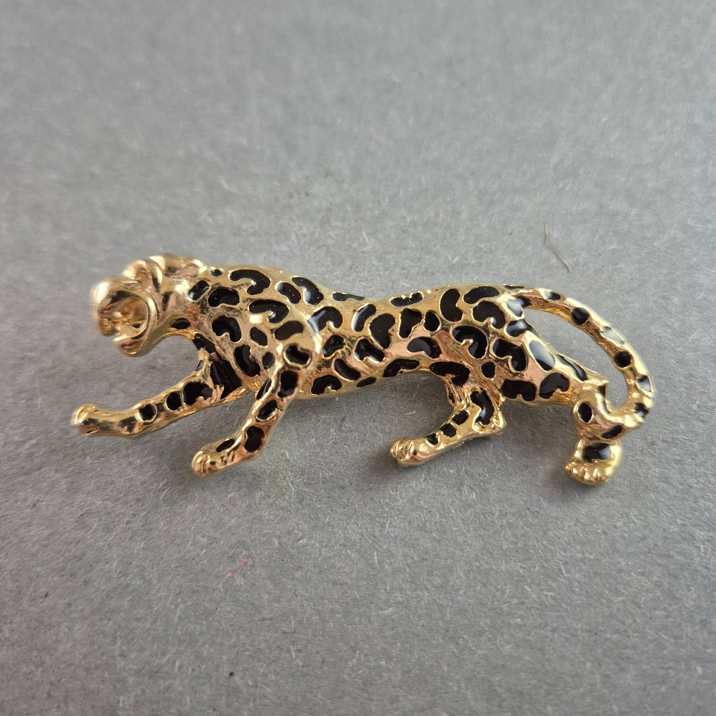 Elegante Panther-Brosche – Goldfarbener Look mit schwarzem Muster