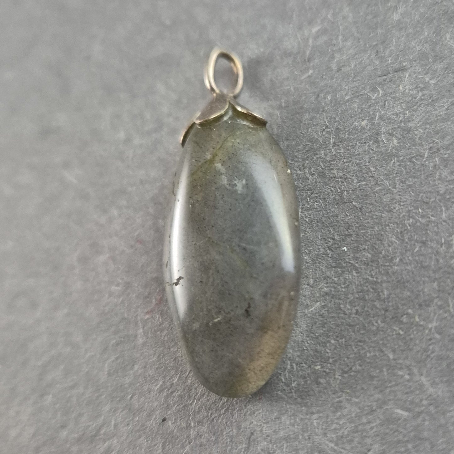 Vintage Labradorit-Anhänger – Mystische Eleganz mit Silberfassung