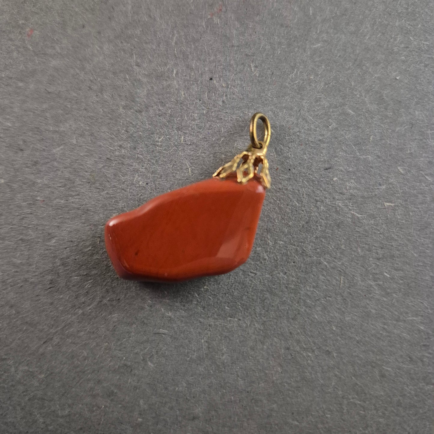 Vintage Jaspis-Anhänger – Natürliche Kraft mit Goldfassung