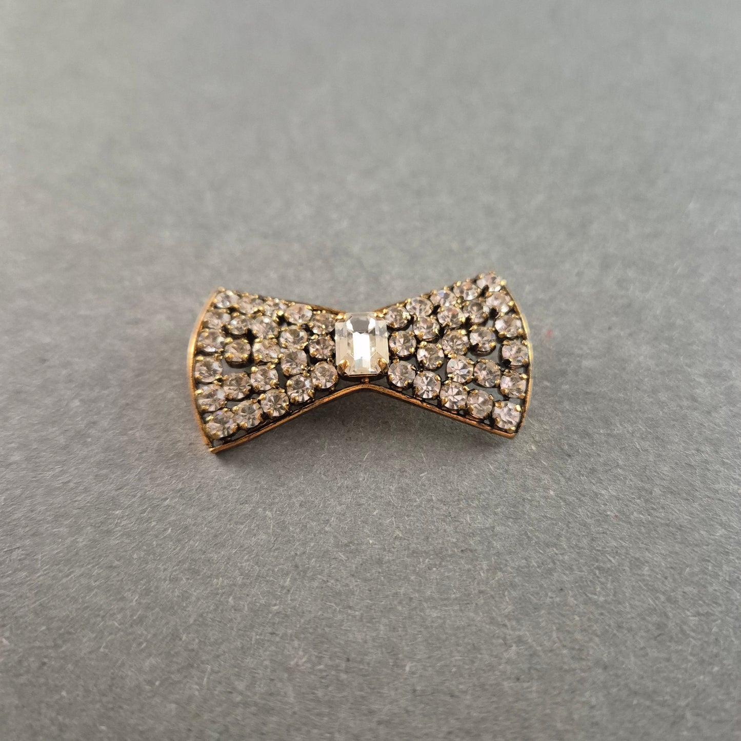 Elegante Vintage-Schleifenbrosche mit Strass – Glamouröser Retro-Charme