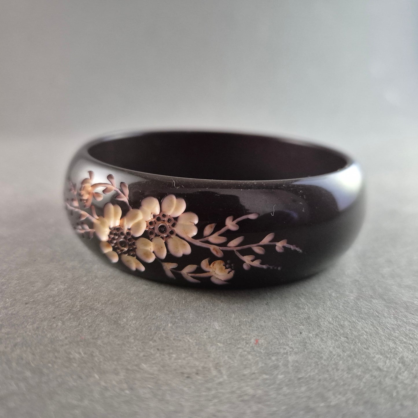 Vintage Bakelit-Armreif mit Blumenmotiv – Zeitlose Eleganz