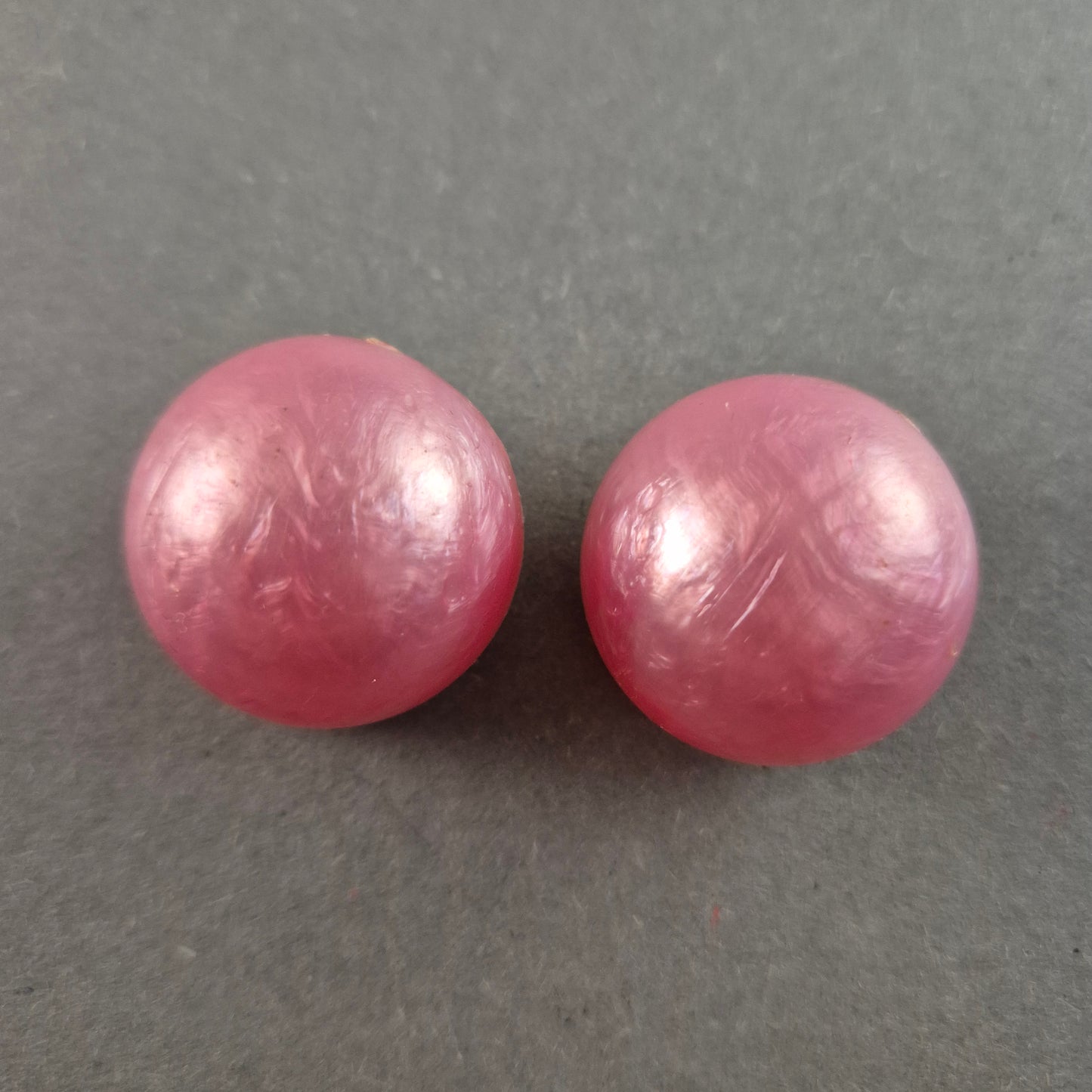 Vintage Clip-Ohrringe in schimmerndem Rosa – Stilvolle Retro-Eleganz