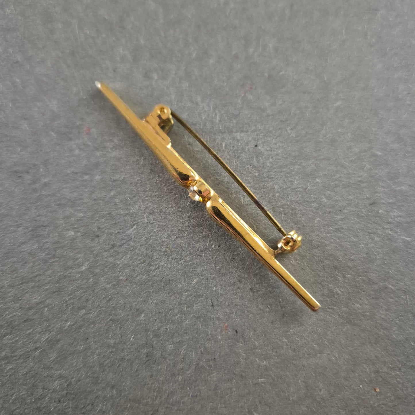 Elegante vergoldete Brosche – Klassisches Design für stilvolle Akzente