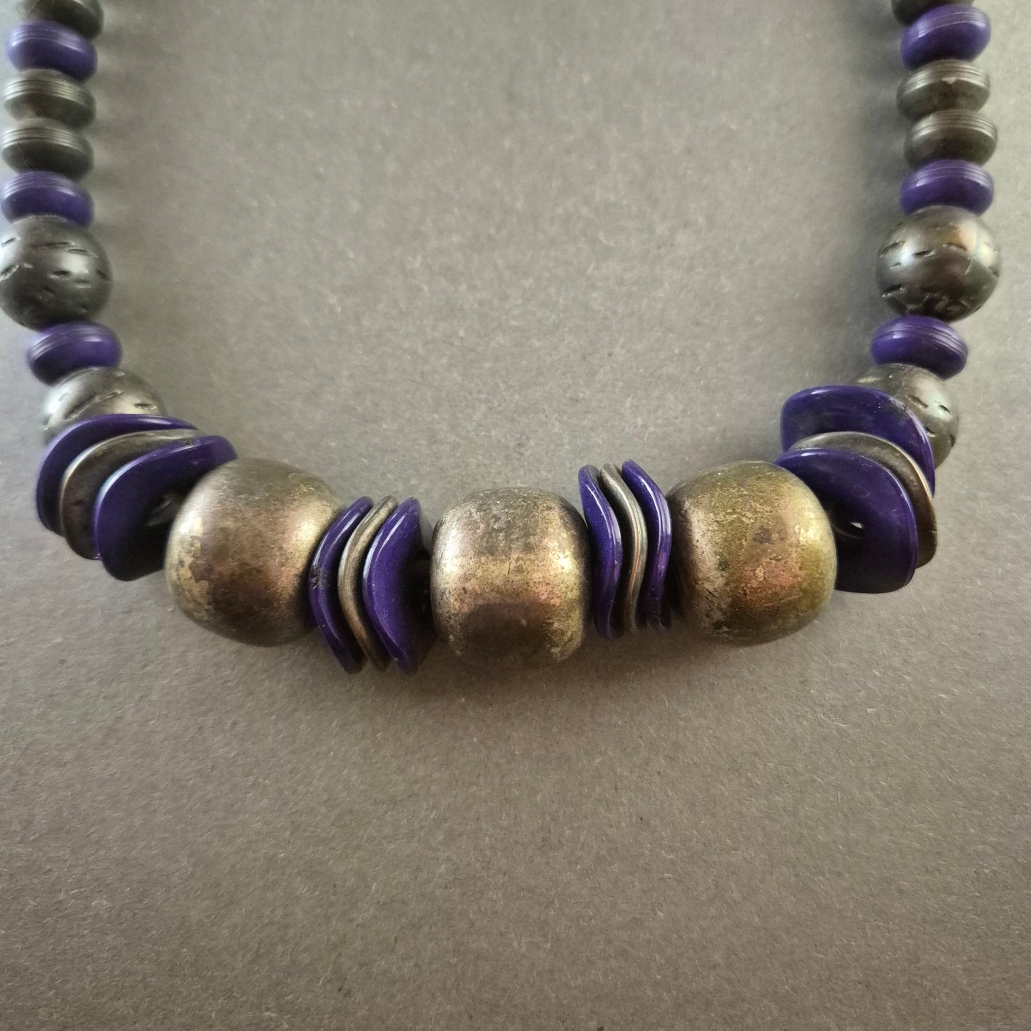 Vintage-Perlenkette in Lila und Silber – Ethno-Design mit auffälligen Elementen