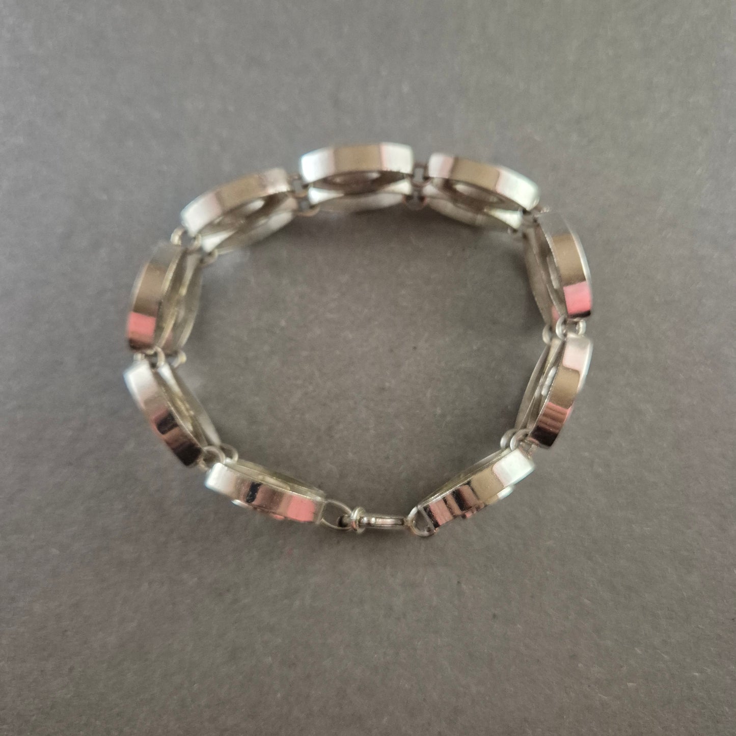 Silberfarbenes Gliederarmband – Modernes und geometrisches Design