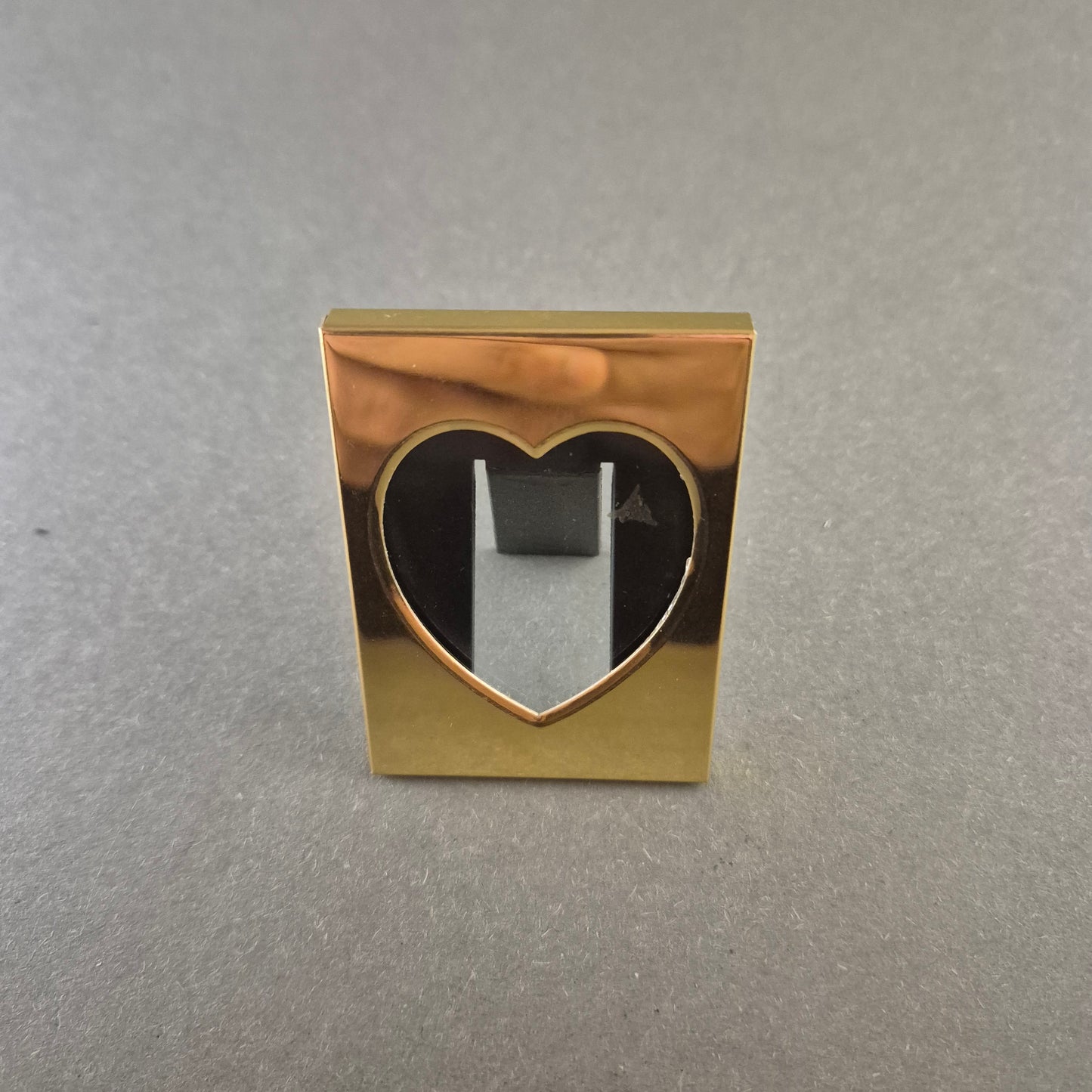 Vergoldeter Bilderrahmen mit Herz-Ausschnitt – Elegante Dekoration