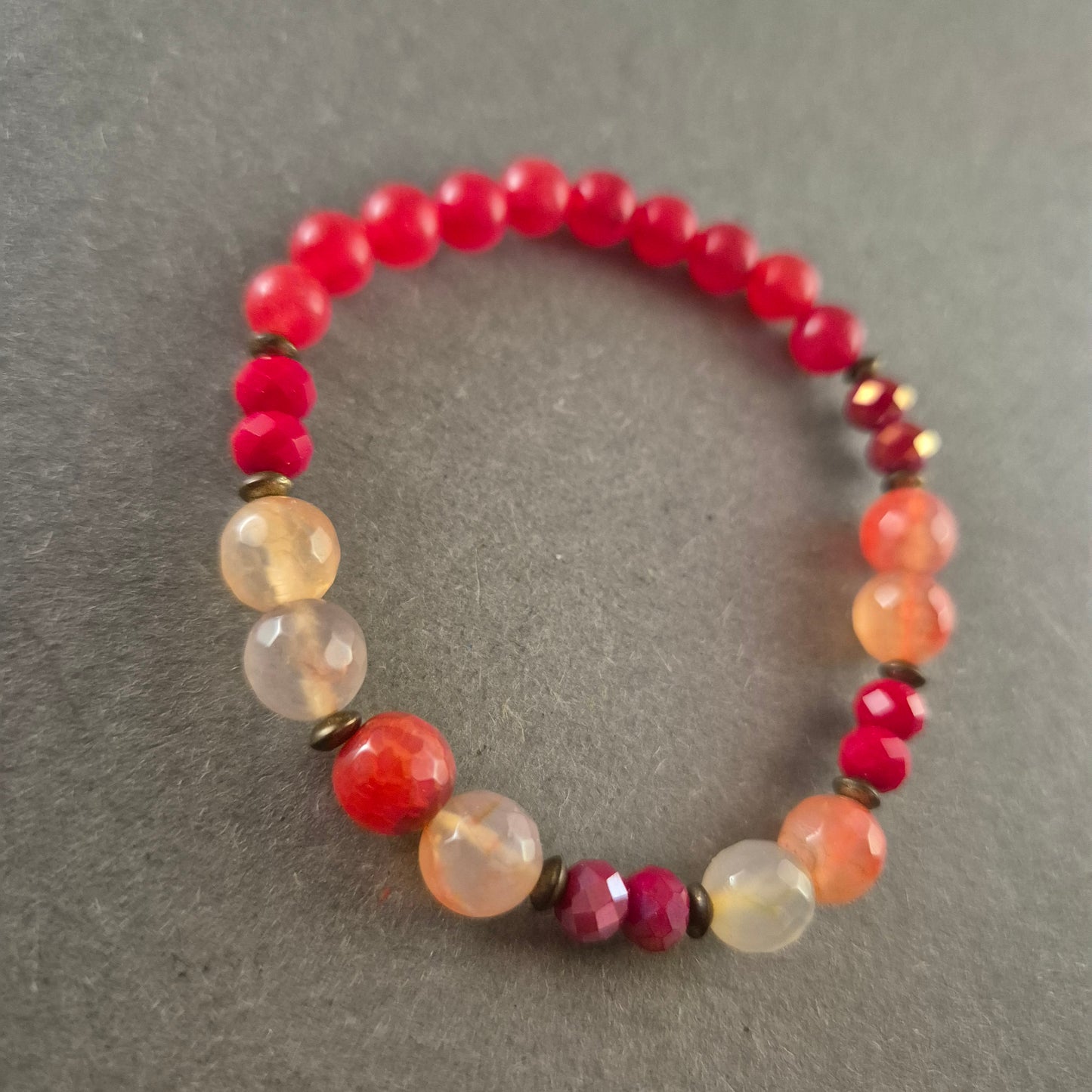 Elastisches Edelstein-Armband in Rot- und Orangetönen – Boho-Style
