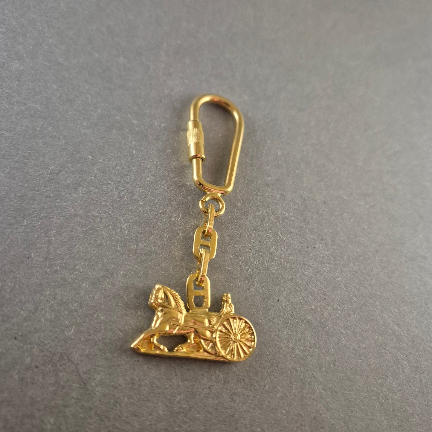 Vergoldeter Schlüsselanhänger mit Pferdewagen-Motiv – Klassisches Design