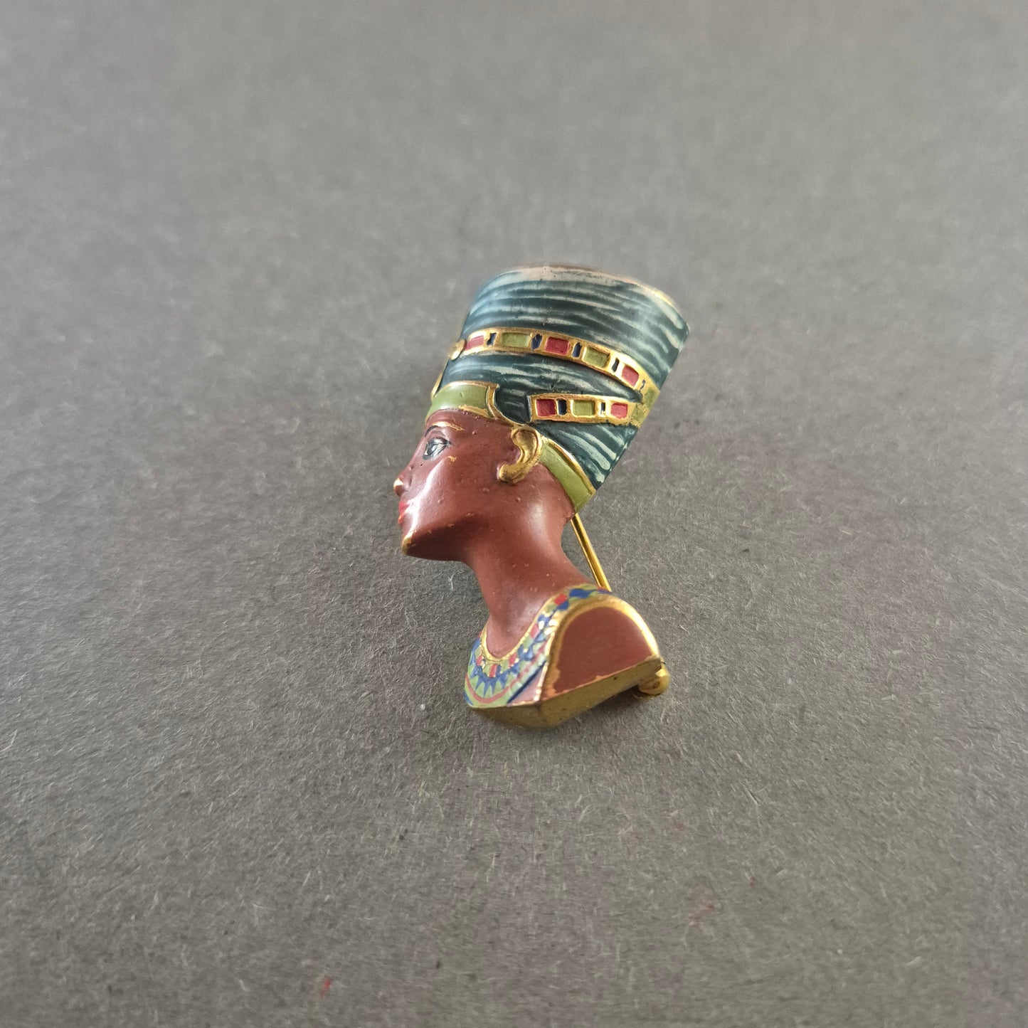 Antike Anstecknadel – Nofretete-Büste im ägyptischen Stil