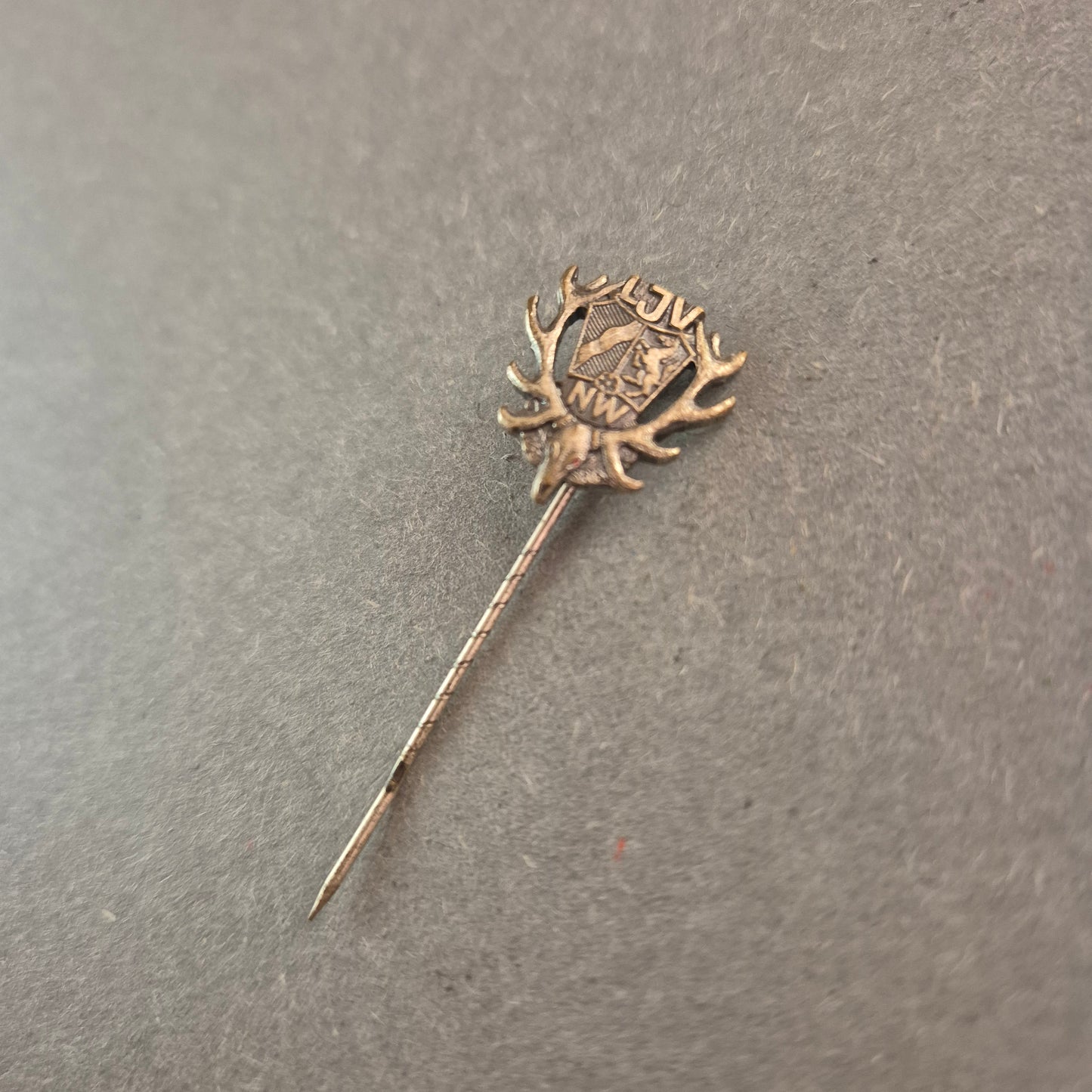LJV NRW Jagdabzeichen – Historische Anstecknadel mit Hirschgeweih